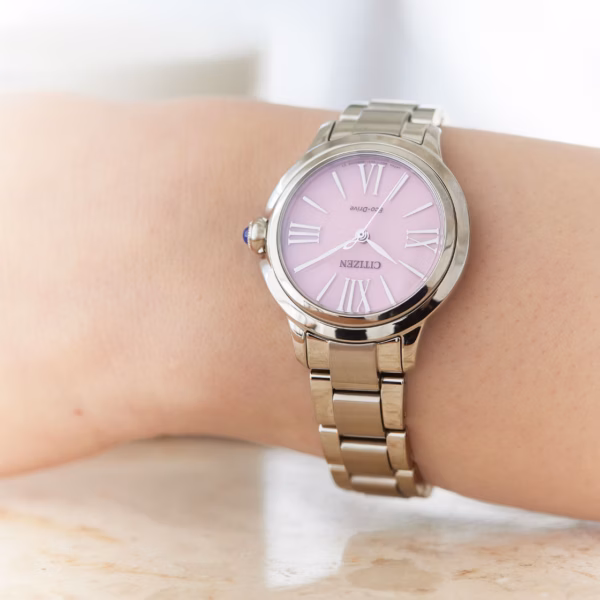 CITIZEN 星辰 L系列 ROUND Collection 廣告款 粉色花蕾光動能女錶 EM1160-58X：圖片 8
