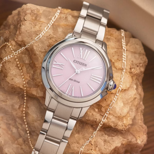 CITIZEN 星辰 L系列 ROUND Collection 廣告款 粉色花蕾光動能女錶 EM1160-58X：圖片 6