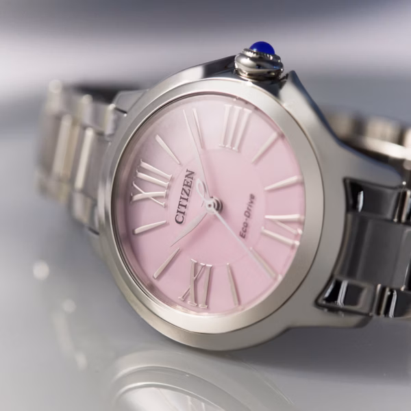 CITIZEN 星辰 L系列 ROUND Collection 廣告款 粉色花蕾光動能女錶 EM1160-58X：圖片 7