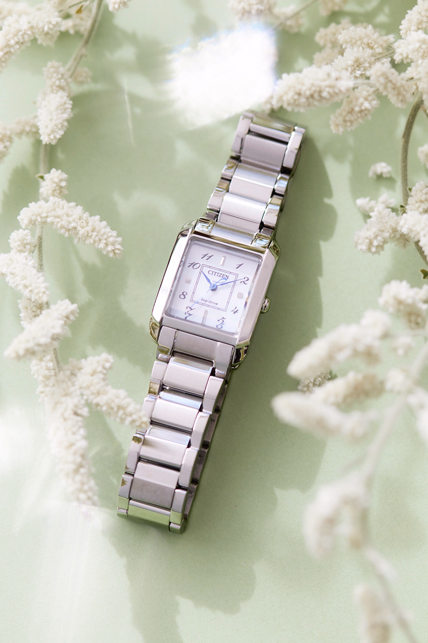 CITIZEN 星辰 L系列 SQUARE Collection 白蝶貝光動能方形女錶 EW5600-87D