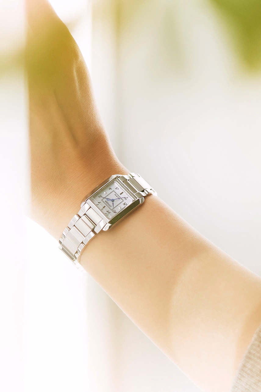 CITIZEN 星辰 L系列 SQUARE Collection 白蝶貝光動能方形女錶 EW5600-87D
